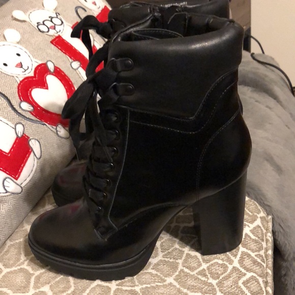 NWT! AQUA leather stacked heel platform hikers - Picture 3 of 9